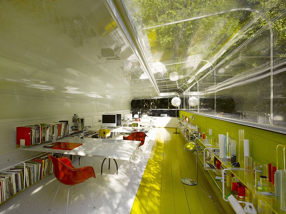Glass Office Makes Workers Feel Like Theyâ€˜re In An Oasis