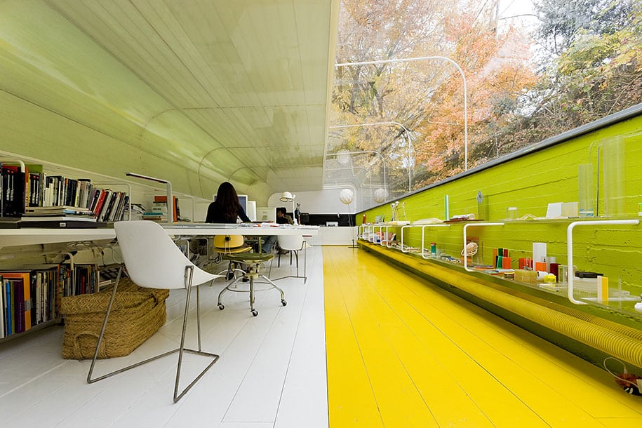 Glass Office Makes Workers Feel Like Theyâ€˜re In An Oasis