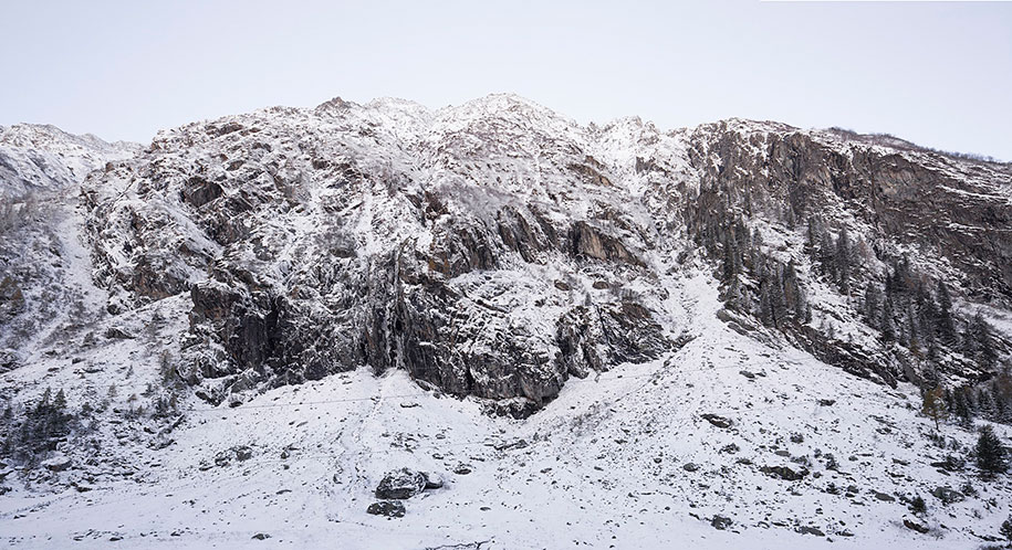 antoine-boulder-cabin-switzerland-alps-bureau-a-3