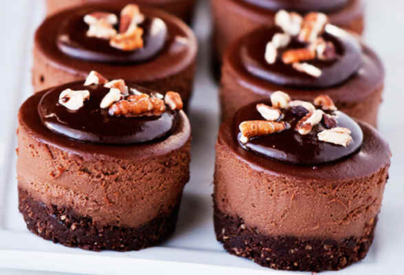 Recipe: Raw Mini Chocolate Cream Cakes