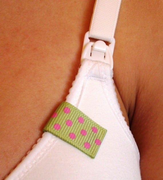 This nursing reminder tag helps a breast-feeding mom keep track of what side she&#39;s on.