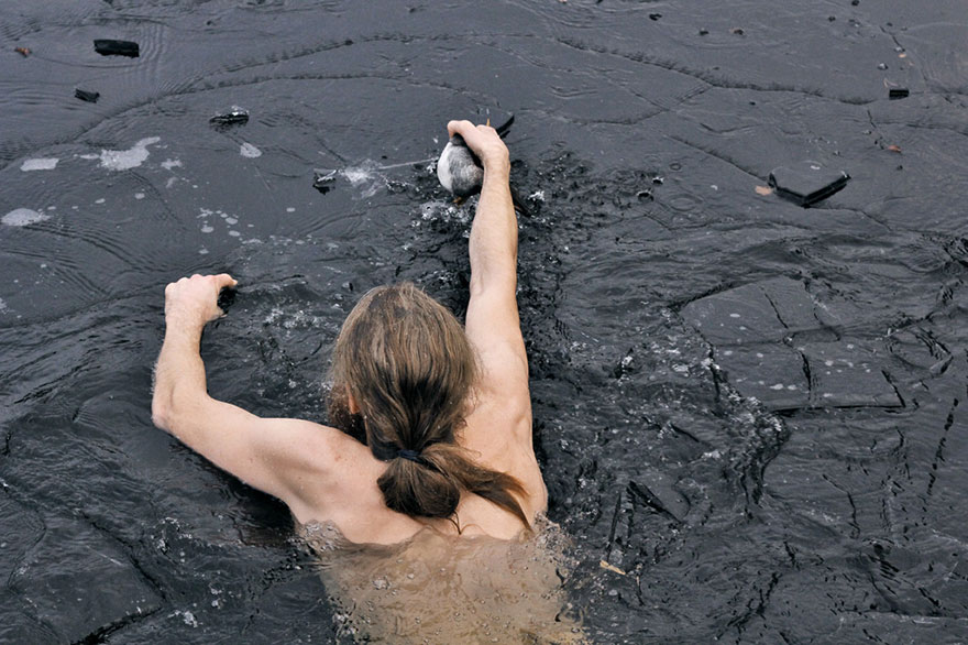 Norwegian Guy Plunges Into Frozen Lake To Rescue Drowning Duck
