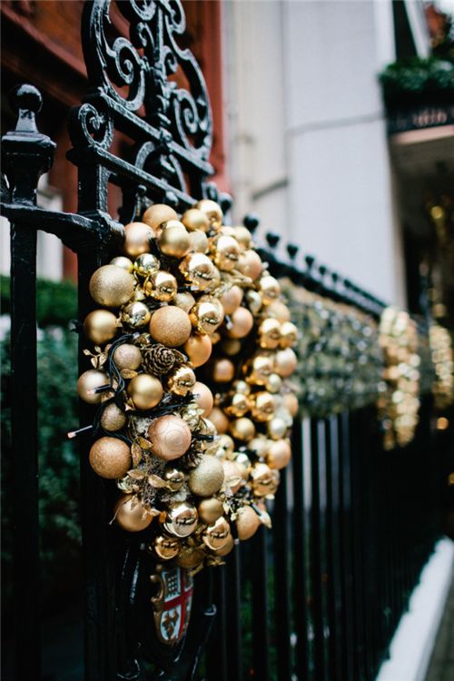 christmas gold decor decoration designbump glittering wreaths elegant refined ornament chic floral digsdigs very