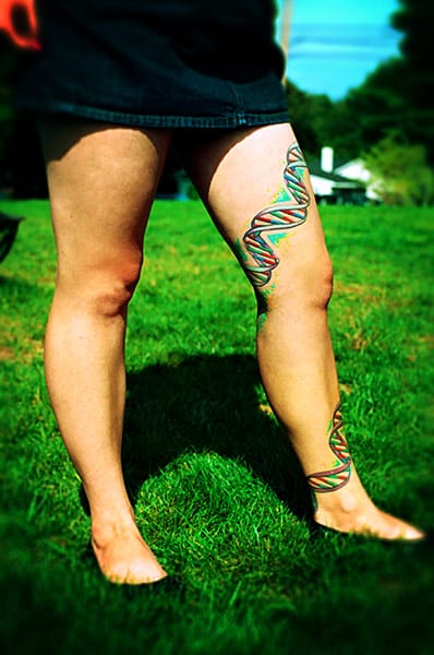 Bein-DNA-Tattoo
